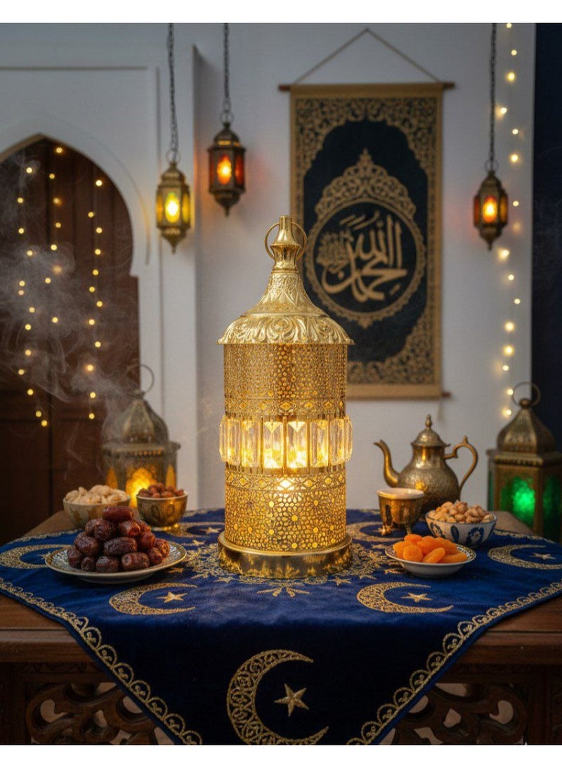 فانوس رمضاني كبير وفاخر بلون ذهبي، مزين بألماس متلألئ، يبلغ ارتفاعه 42 سم وقطر قاعدته 17 سم. إضاءته دافئة. - Image 2